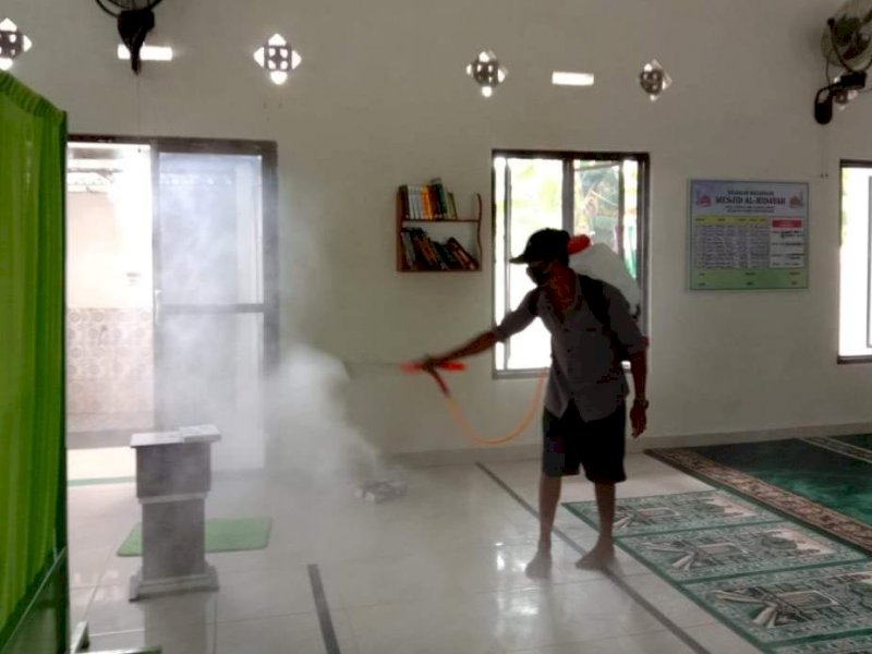 Penyemprotan disinfektan di masjid Ulaweng Cinnong Bone. 