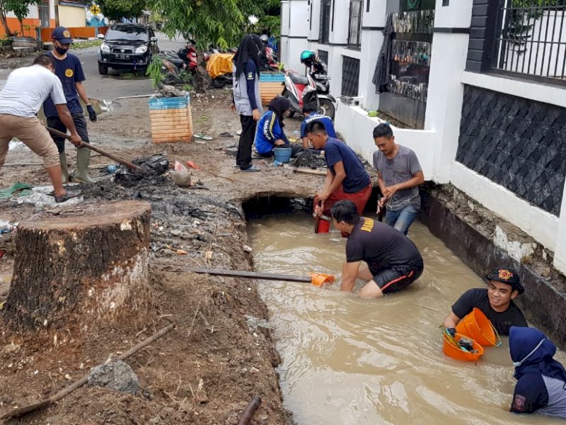 Tim Pengendali Banjir Bulukumba saat membersihkan drainase. 