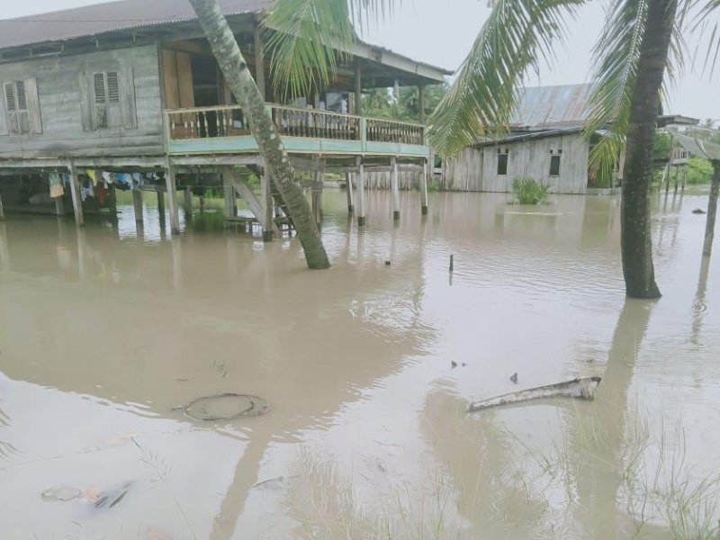 Banjir menerjang sejumlah desa di Sibulue Bone. 