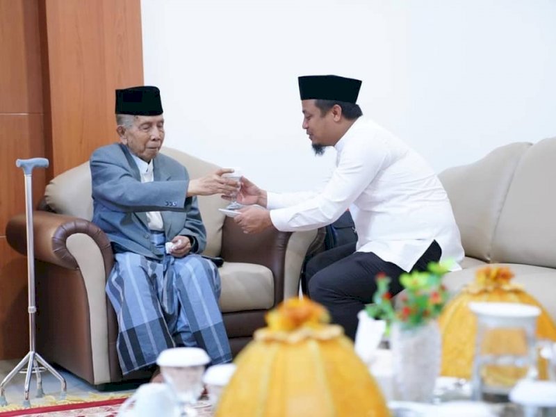 Andi Sudirman Sulaiman bersama Alm KH Sanusi Baco. 