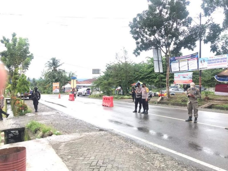 Kapolres Bone AKBP Try Handoko saat memantau Posko Penyekatan. 