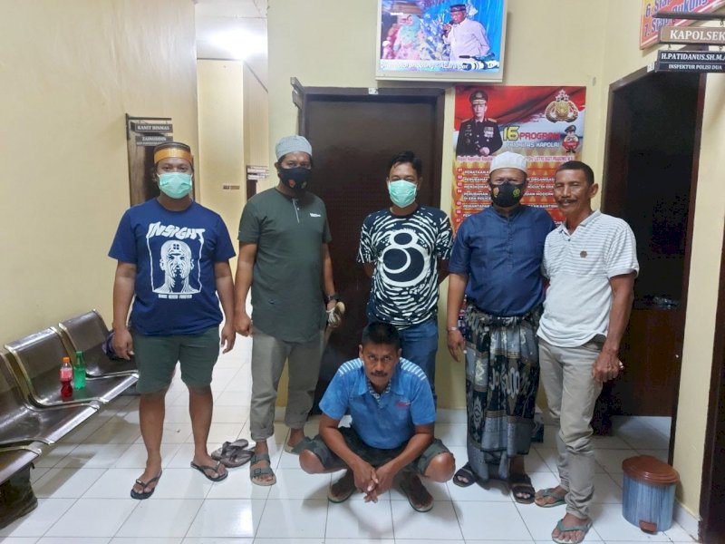 Tersangka Lo saat diamankan di Polsek Gilireng. 
