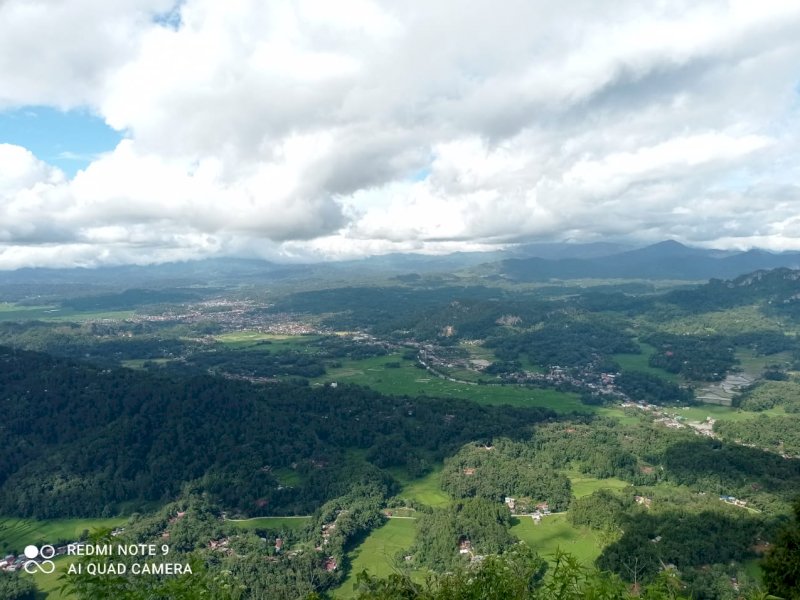 Di Buntu Sopai terlihat hamparan gunung yang mengapit dua kabupaten, Tator dan Torut. 