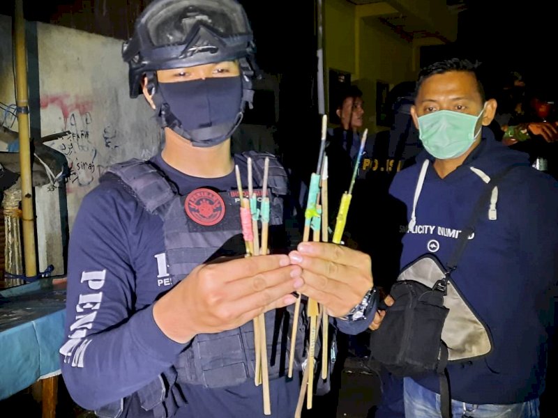 Polisi menyita puluhan anak panah di lokasi bentrokan.