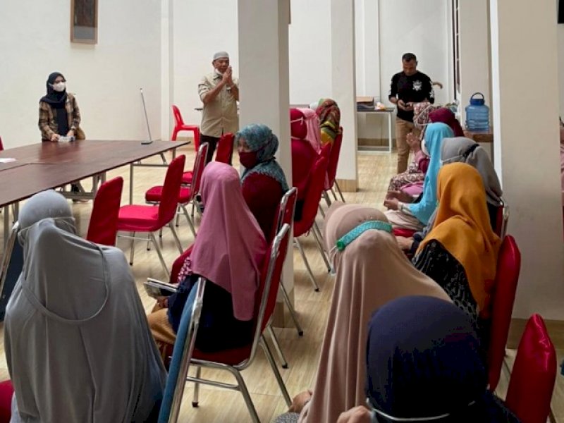 Para guru mengaji menerima insentif dari gaji dan tunjangan Bupati Bulukumba. 