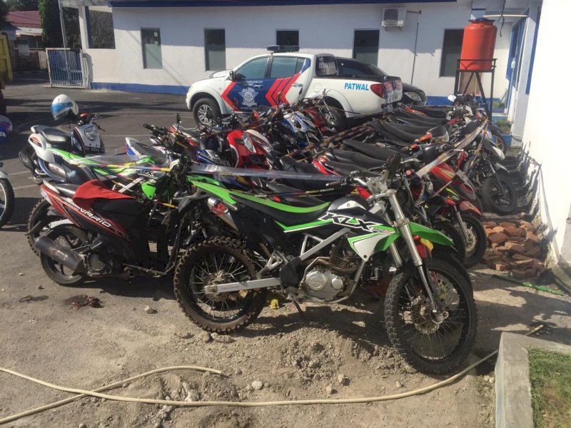 Motor sitaan balap liar yang menumpuk di Kantor Satlantas Polres Bulukumba. 