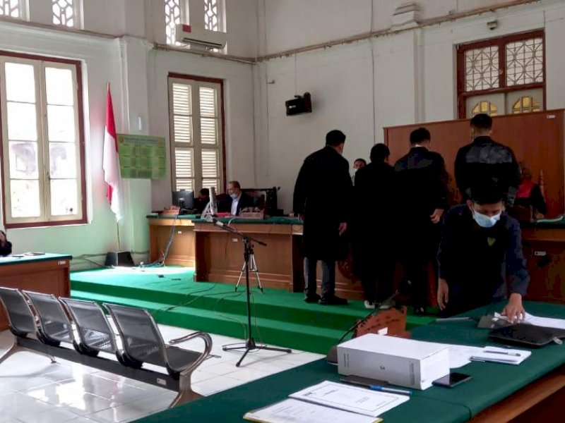Sidang perdana Agung Sucipto di PN Makassar. 