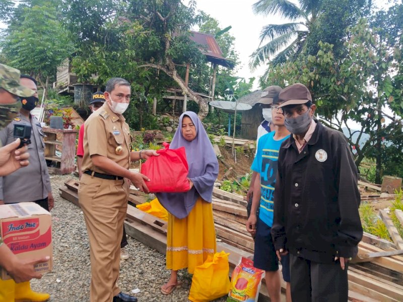 Bupati Wajo Amran Mahmud saat menyerahkan bantuan untuk korban banjir lumpur di Awo. 