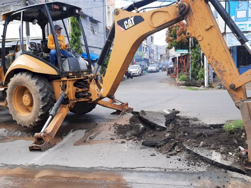 Satgas Pemeliharaan Jalan Dinas PU Makassar saat melakukan perbaikan jalan. 
