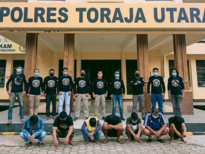 8 pria di Torut yang diamankan karena terlibat judi adu kerbau. 