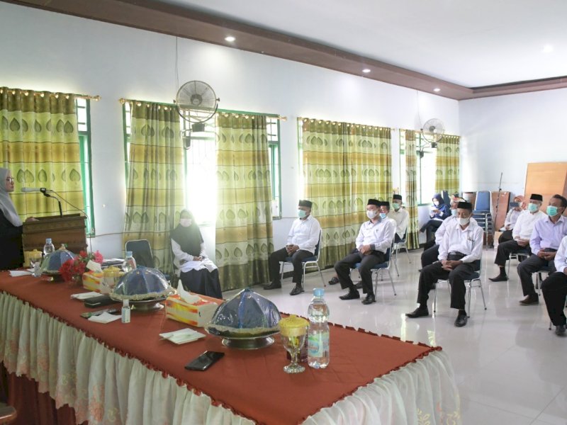 Bupati Lutra Indah Putri Indriani saat mengukuhkan FKUB Lutra. 