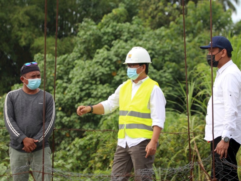 Wabup Lutra Suaib Mansur meninjau jembatan yang rusak diterjang arus sungai. 