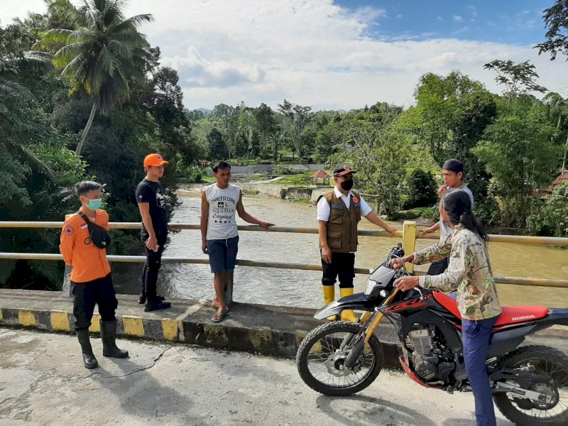 Kalaksa BPBD Muslim Muhtar saat meninjau hulu Sungai Baliase. 