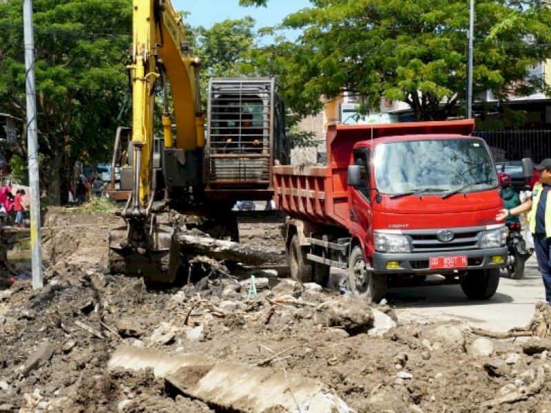 Alat berat yang diturunkan untuk membongkar bangunan teras ruko di Caile. 