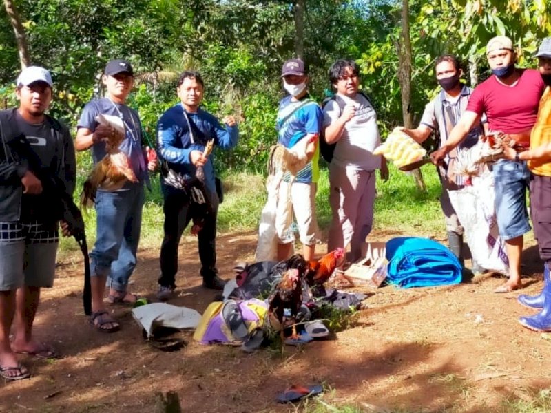 Petugas membakar arena sabung ayam di Bulukumba. 