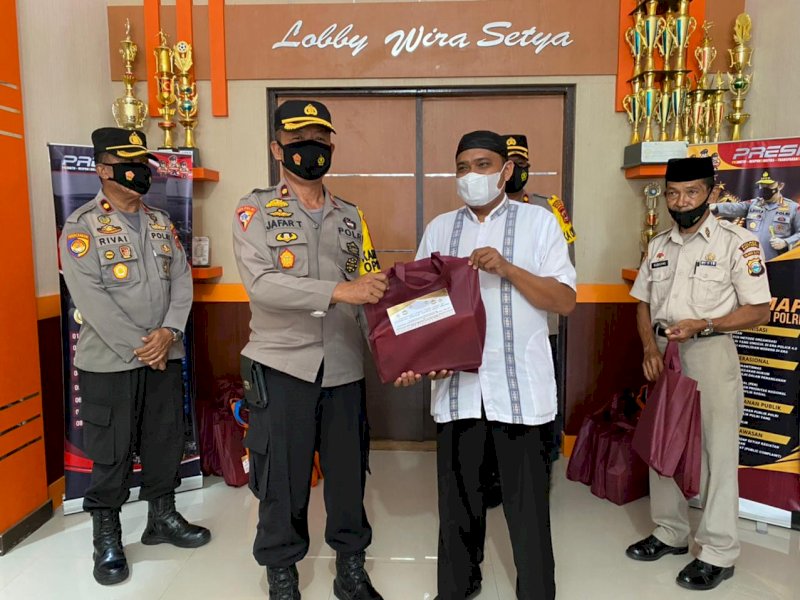 Kapolres Bantaeng saat menyerahkan tali asih ke Da'i Kamtibmas. 