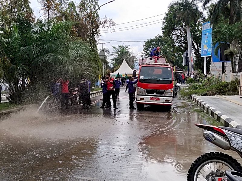 Pembersihan ruas jalan Masamba Lutra. 