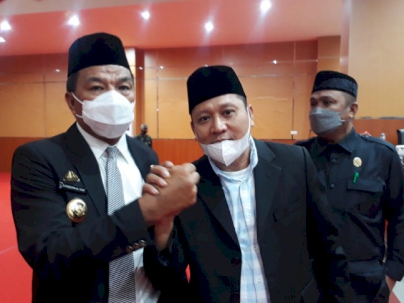 Ketua Fraksi Fahidin bersalaman dengan Bupati Bulukumba Andi Muchtar Ali Yusuf. 