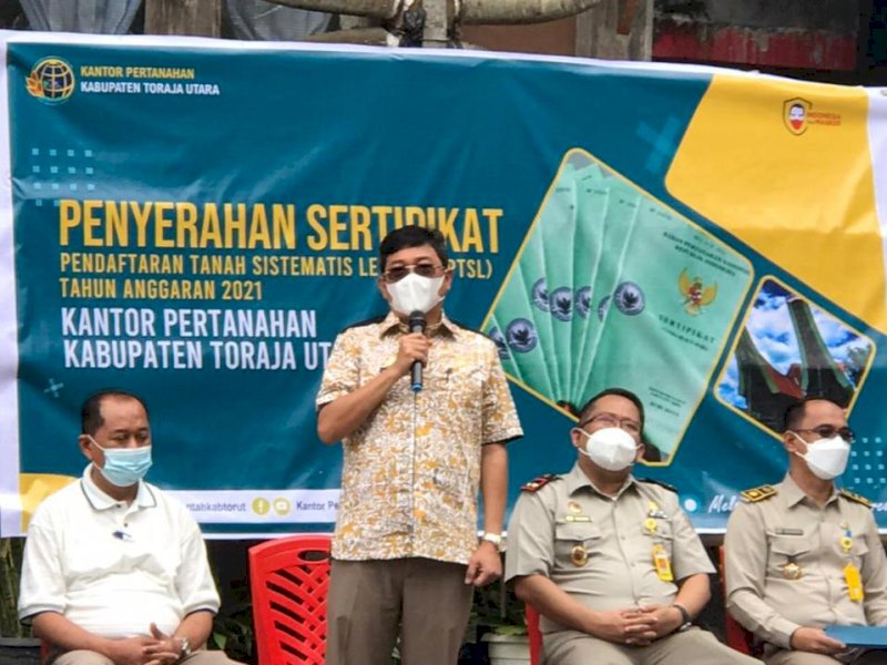 Wakil Bupati Torut Frederik Victor Palimbong saat menghadiri penyerahan sertifikat pendaftaran tanah. 