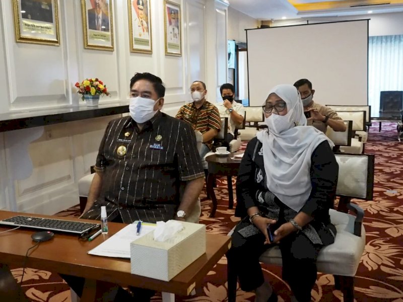 Sekprov Sulsel saat mengikuti zoom meeting dengan pihak Kemendagri. 