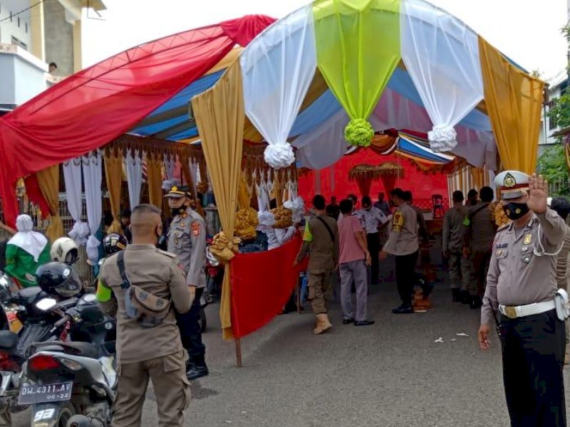 Hajatan yang digelar dengan menutup jalan. 