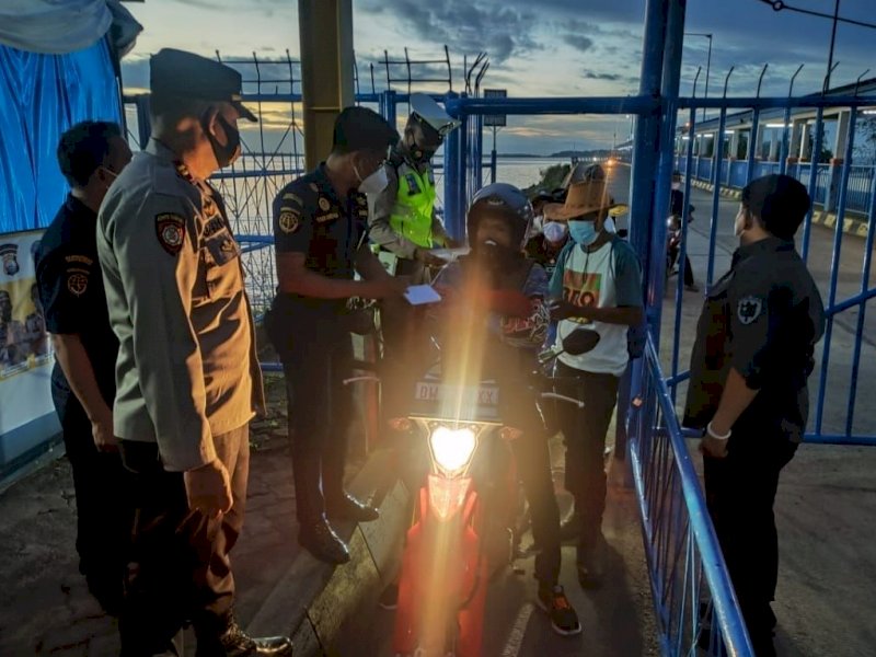 Posko Penyekatan mudik fi Pelabuhan Bajoe. 