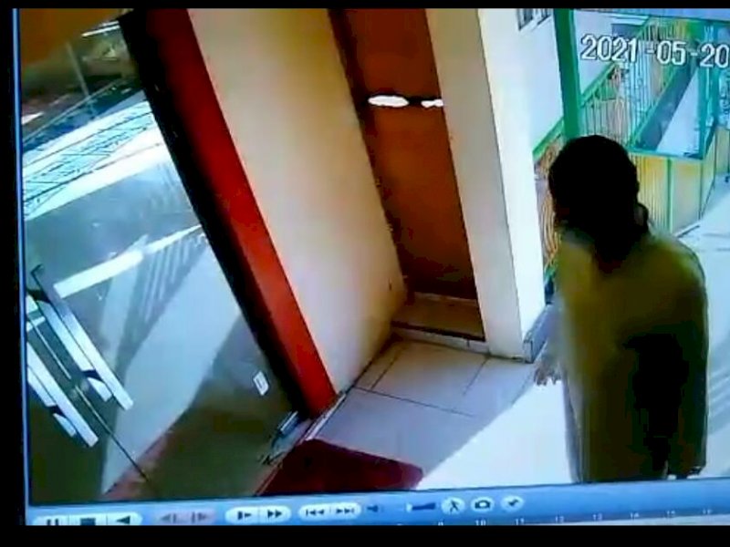 Pencuri HP di Makassar yang terakam CCTV. 