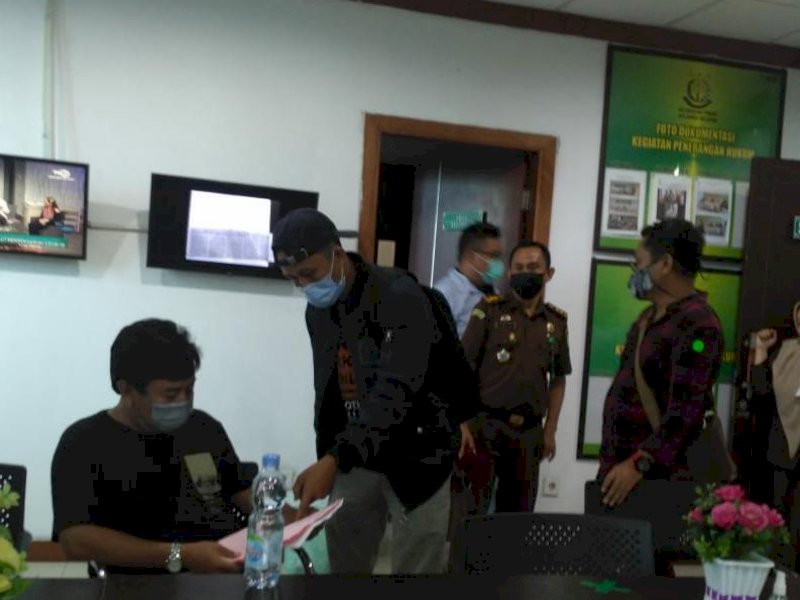 Tim Tabur Kejati Sulsel menangkap buronan korupsi yang hampir 5 tahun diburu. 