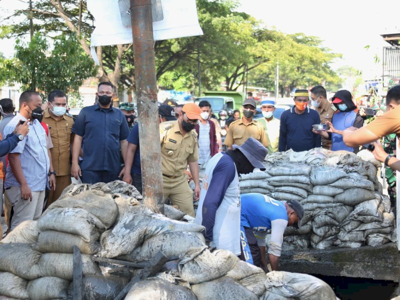 Danny Pomanto saat meninjau perbaikan lokasi genangan air di Tamangapa. 