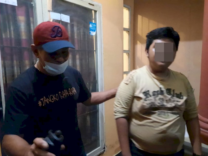 Pelaku penganiayaan saat diamankan polisi. 