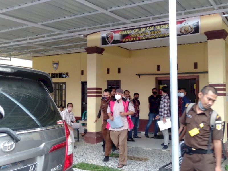 Tersangka kasus korupsi BOK Bulukumba diserahkan ke Kejari Bulukumba. 