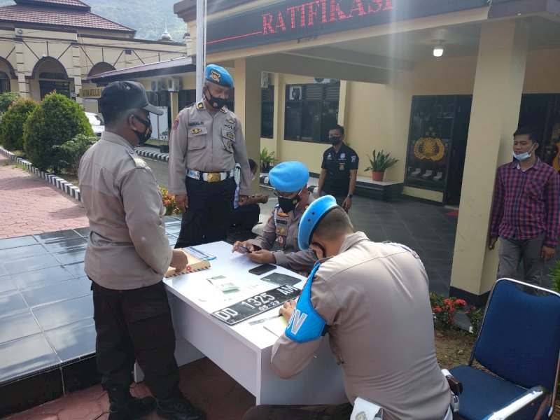Personel Polres Enrekang saat disidak. 