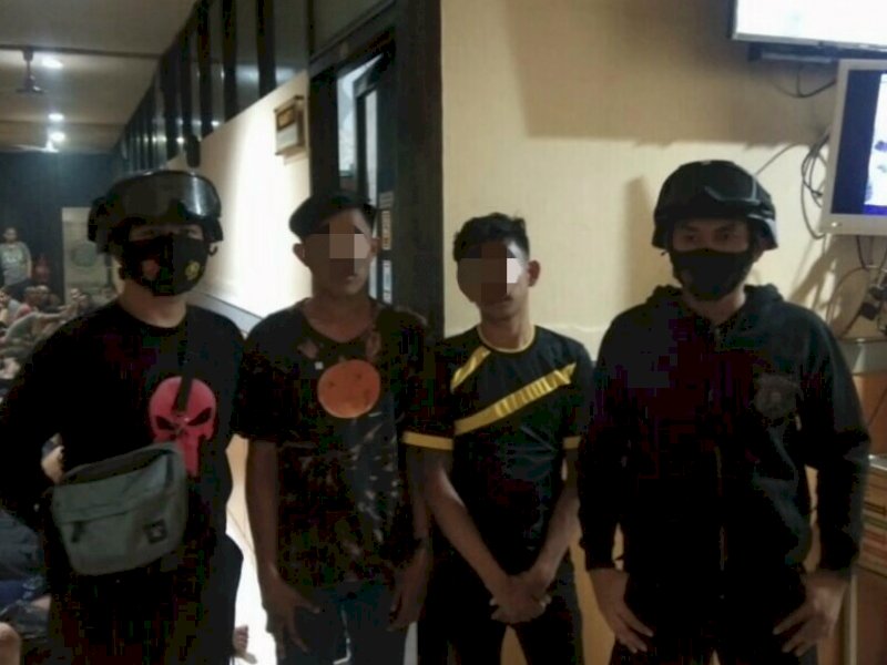 2 pemuda kedapatan bawa sabu saat diamankan polisi. 