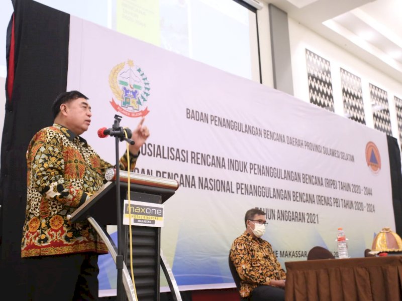 Sekprov Sulsel saat membuka acara sosialisasi penanganan bencana. 