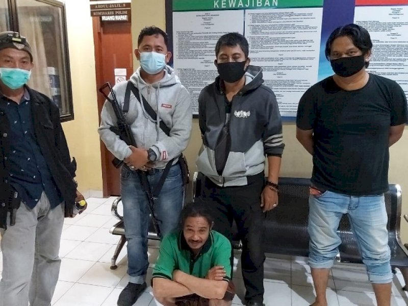 Aparat Polres Bulukumba mengamankan pria yang melakukan pemarangan terhadap sepupunya. 