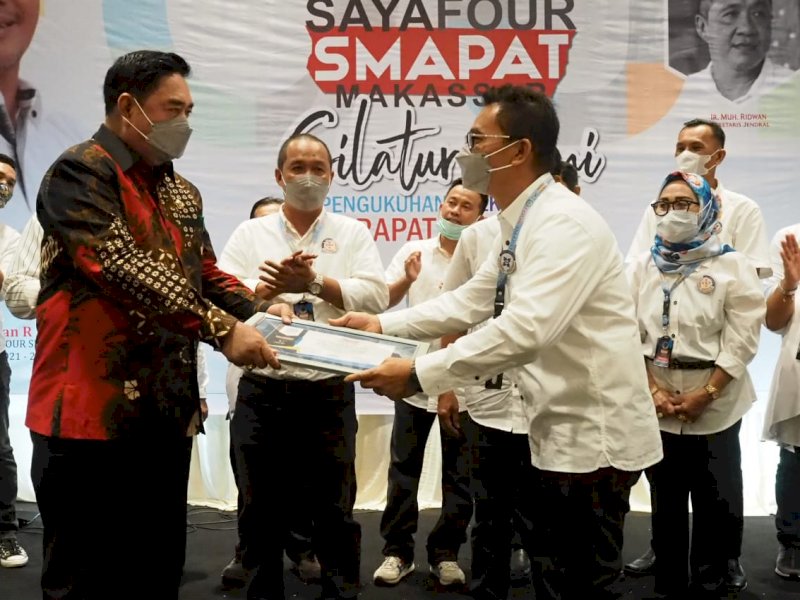 Sekprov Sulsel saat melantik pengurus SMAPAT Makassar. 