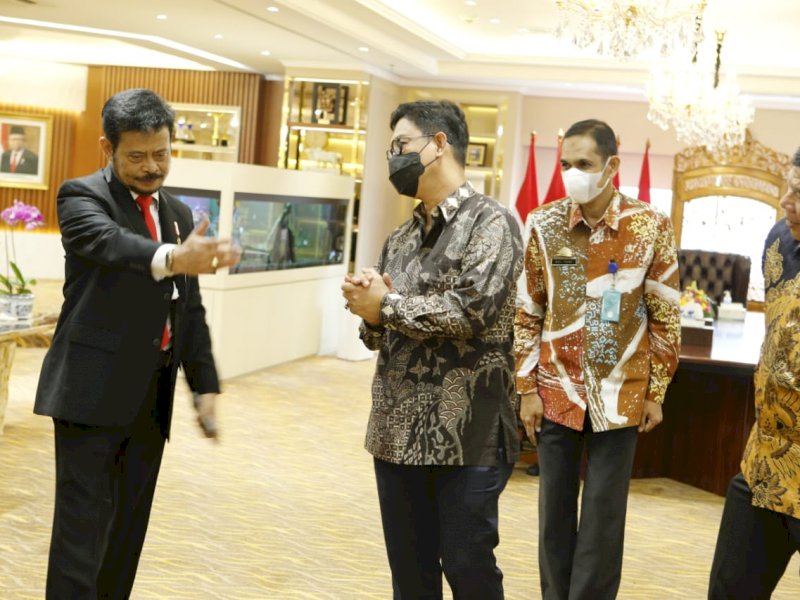 Mentan SYL berbincang dengan Bupati Bulukumba Andi Muchtar Ali Yusuf dan Wabup Edy Manaf. 