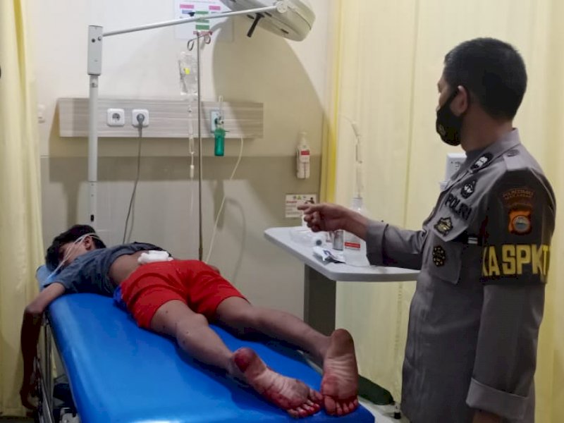 Korban penganiayaan di Makassar saat mendapatkan perawatan medis. 