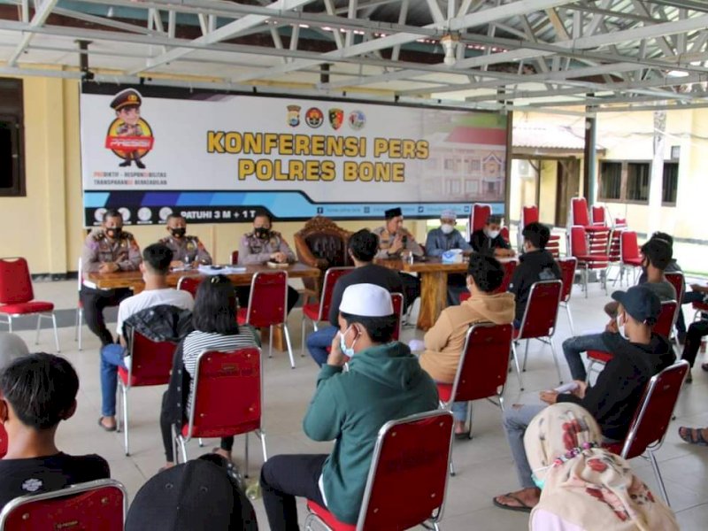 Satlantas Polres Bone saat melakukan sosialisasi ke pemilik motor bala liar yang diamankan. 