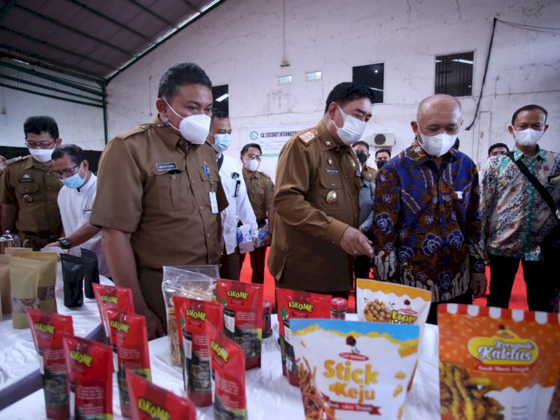 Sekprov Sulsel saat mendampingi Menteri Koperasi dan UMKM. 