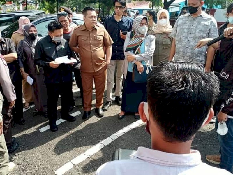 Aksi unjuk rasa mahasiswa di Depan Kantor Dinsos Bulukumba. 