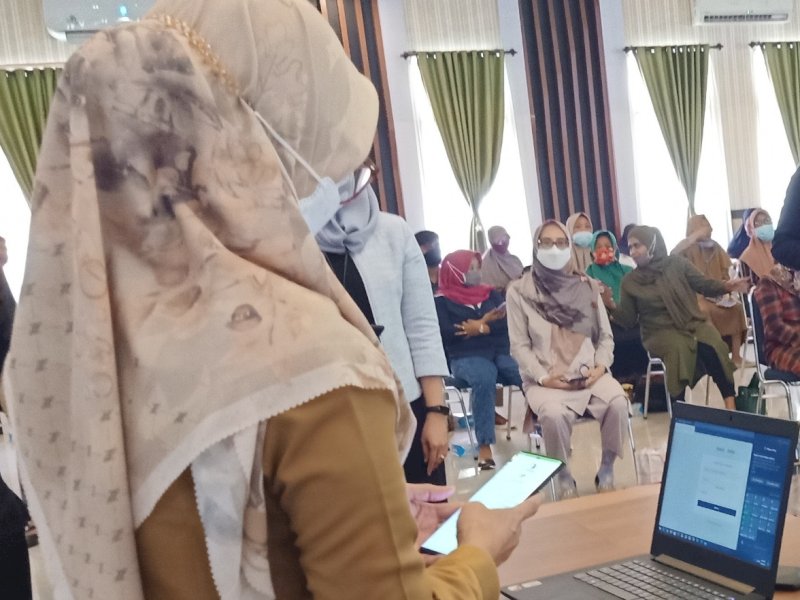 Bupati Lutra saat melaunching aplikasi e-Mall Lutra. 