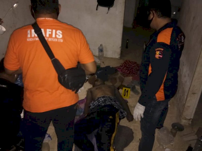 Polisi melakukan olah TKP di rumah korban bunuh diri.