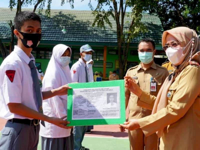 Penyerahan Kartu Identitas Anak MAN 2 Bulukumba. 