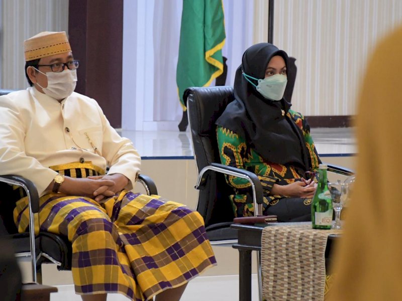 Bupati Lutra saat mengenakan Batik Rongkong saat mengikuti peringatan Harlah Pancasila via virtual. 