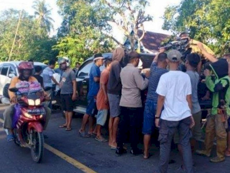 Proses evakuasi kendaraan yang terlibat tabrakan beruntun. 