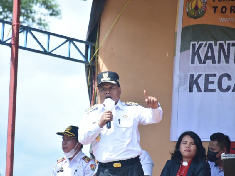 Bupati Torut Yohanis Bassang saat Kunker di Kecamatan Tikala. 