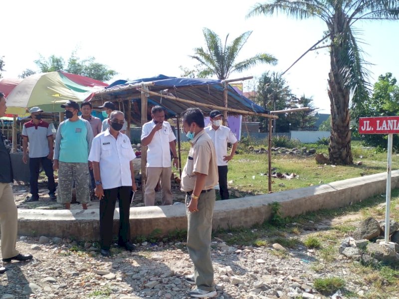 Abdi Asmara bersama tim Dinas PU Makassar meninjau laporan terkait drainase di BTP. 