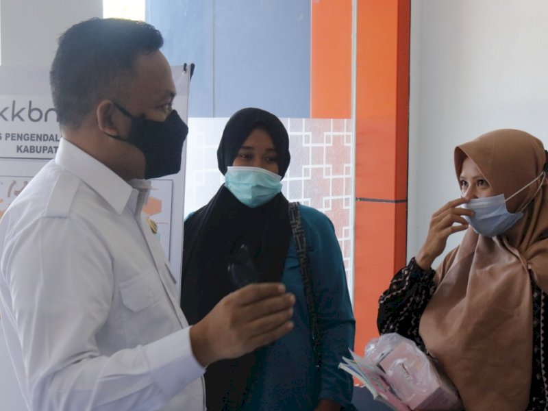 Bupati Bantaeng Ilham Azikin saat meninjau pelayanan untuk balita. 