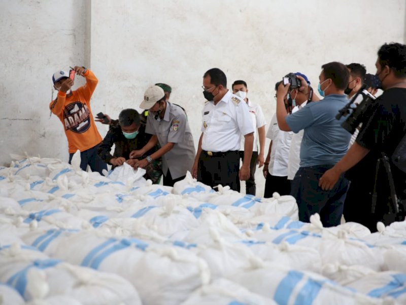 Danny Pomanto saat meninjau gudang perlengkapan alat Makassar Recover. 